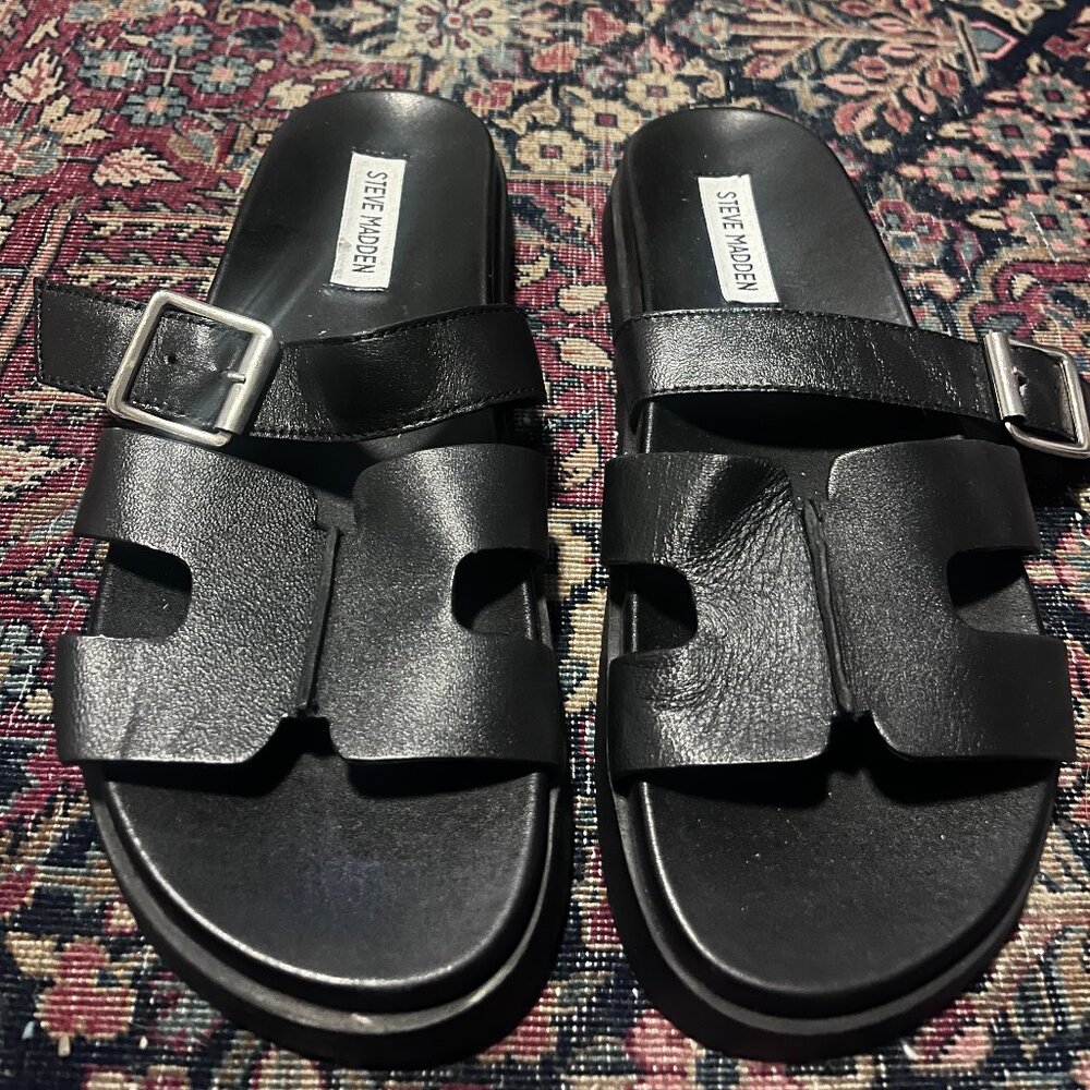 Steve Madden flatform slide sandals in black leather.